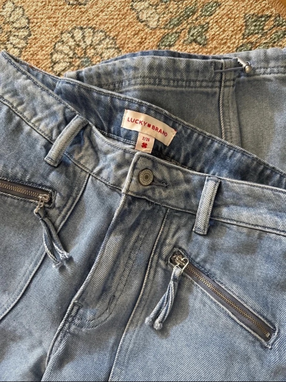 Lucky Brand Light Wash low-Rise Jeans with pockets